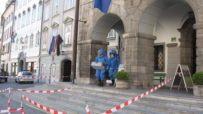 Pošiljka z neznano snovjo, MOL