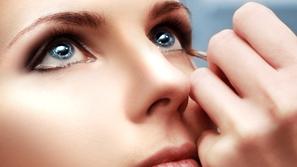 Svinčniki za oči se lahko zaradi vsebnosti negovalnih voskov uporabljajo tudi na