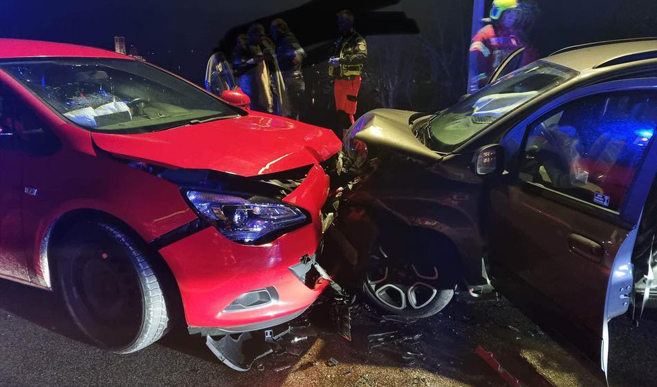 19-letnik najprej treščil v hišo, nato čelno še v avto, ki je pripeljal mimo