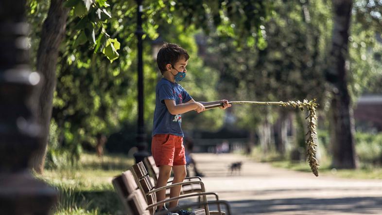 covid otrok z masko park