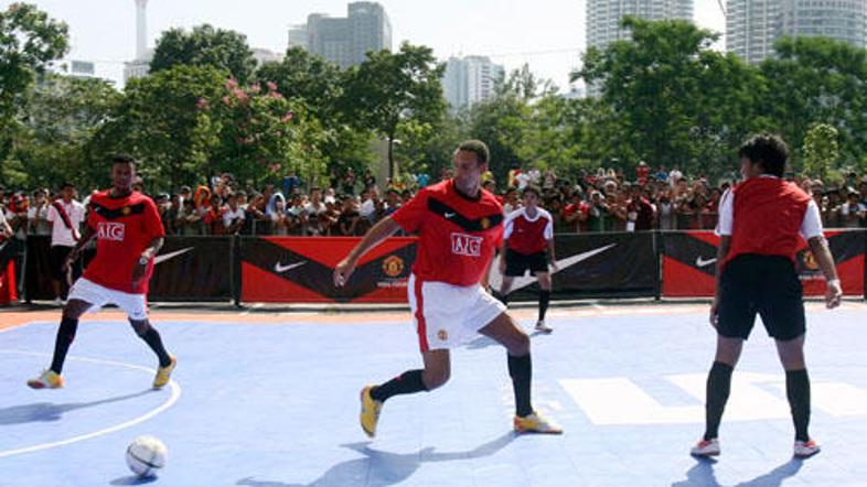 Nogometaši Manchestra so v petek igrali z mladimi v malezijskem Kuala Lumpurju.