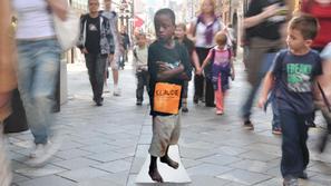 Na Čopovi ulici v centru Ljubljane so postavljeni dvojniki ruandskih otrok ulice
