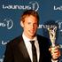 Jenson Button pozira s svojim Laureusom za "prodor" leta. (Foto: Reuters)