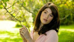 Tamara je sodobno dekle, njena zgodba o ljubezni in zmedenosti pa je brezčasna. 