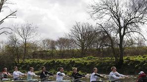 Posadka univerze Cambridge med treningom na Temzi. (Foto: Reuters)