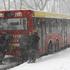 V Lublinu na vzhodu Poljske so v snežnem metežu obstali potniki avtobusa. Snežen