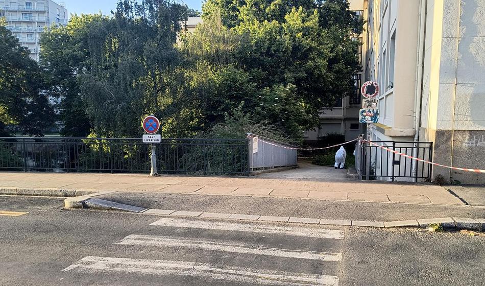 Mrtvega 12-letnika odkrili z mokro brisačo okoli vratu