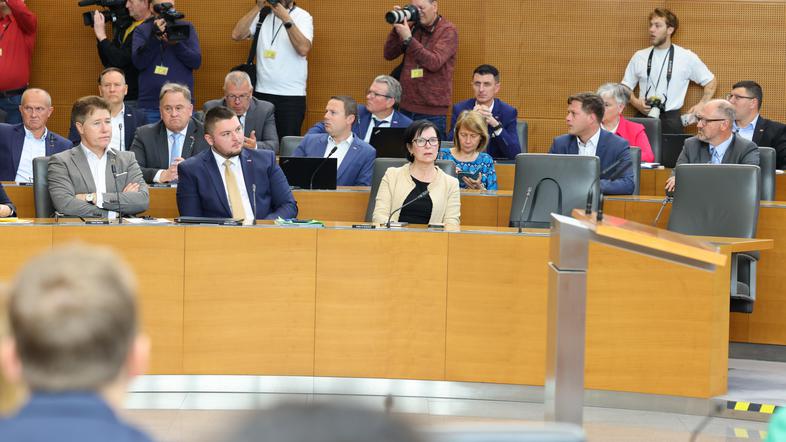 poslanci SDS na 2. izredni seji Državnega zbora