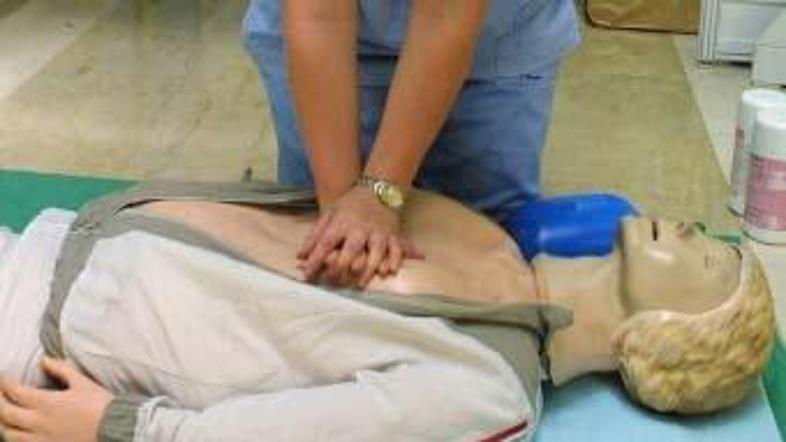 Z masažo srca prizadetemu kupujemo dragoceni čas do prihoda reševalcev.