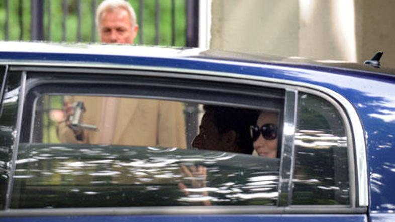 Zakonca Bruni-Sarkozy sta nasmejana zapustila bolnišnico.